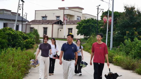 从田间地头到直播间：广财学子用脚步丈量平田济村的“致富经”